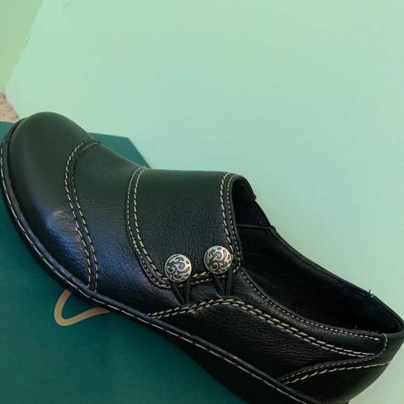 selling shoes because I purchased the wrong size - Picture 1 of 4